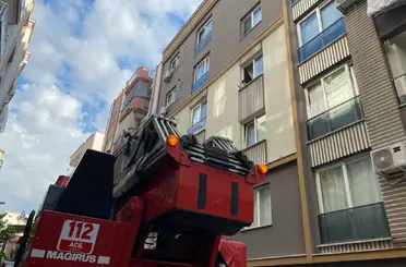Penceredeki çocuk ekipleri alarma geçirdi
