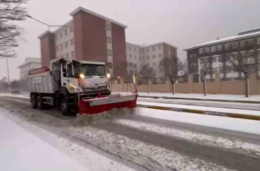 Pendik Belediyesi’nin karla mücadele çalışmaları tüm hızıyla sürüyor 