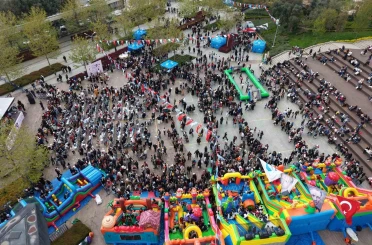 Pendik’te 23 Nisan coşkusunun yaşandığı çocuk şenliği havadan görüntülendi 