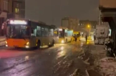 Pendik’te ekipler karları temizledi, lastiği uygun olmayan İETT otobüsü yolda kaldı 