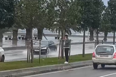 Pendik’te fırtına nedeniyle deniz suyu sahil yoluna vurdu 