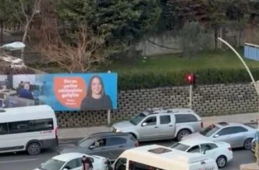 Pendik’te kırmızı ışıkta yol verme kavgası kamerada 