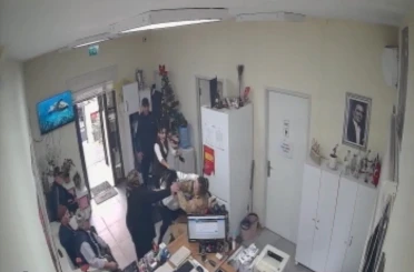 Pendik’te muhtarlıkta "belge krizi" çıktı, vatandaş ve muhtar tekme tokat birbirine girdi 