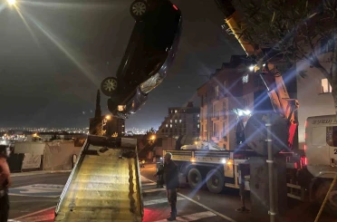 Pendik’te otomobil apartman bahçesine uçtu: 2 yaralı 