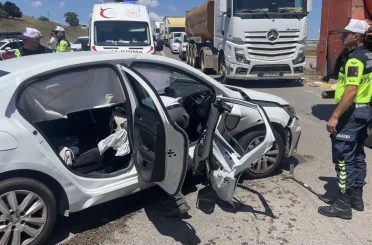 Pendik’te otomobillerin çarpıştığı kazada 2 kişi yaralandı 