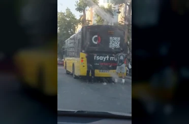 Pendik’te patenli iki gencin trafikteki ilginç yolculuğu kamerada 