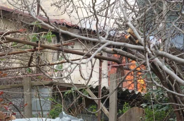 Pendik’te tek katlı ev alevlere teslim oldu 