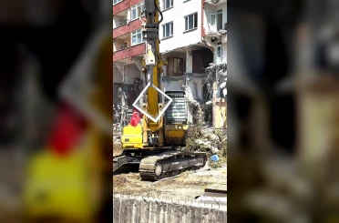 Pendik’te yıkım sırasında dikkat çeken hassasiyet: Kepçe operatörü Türk Bayrağı için çalışmayı durdurdu 