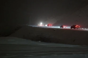 Pervari ve Şirvan’da kar yağışı köy yollarını kapattı, mahsur kalan araçlar kurtarıldı 
