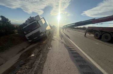 Peynir yüklü kamyon yan yattı 