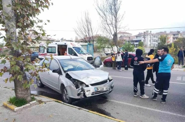 Pınarhisar’da otomobiller çarpıştı: 3 kişi hafif yaralandı 
