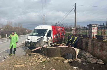 Pınarhisar’da panelvan araç çeşmeye çarptı: 1 yaralı 