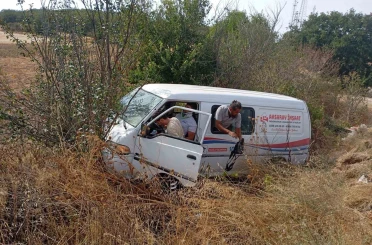 Pınarhisar’da panelvan araç şarampole uçtu: 2 yaralı 