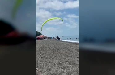 Plajda kontrolden çıkan motorlu paraşüt kalabalığa daldı: 3 yaralı 