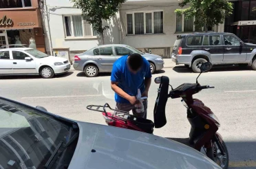 Plakasız elektrikli motosikleti bağlanan sürücü denetime girdiği caddeden taksi ile çıktı 
