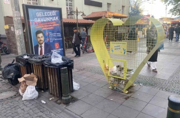 Plastik şişeler için kurulan geri dönüşüm kafesi çöplerle dolduruldu 