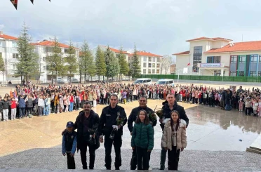 Polis abilerini çoşku ve sevinçle karşıladılar 