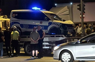 Polis aracı ile otomobil çarpıştı: 2’si polis 3 yaralı 