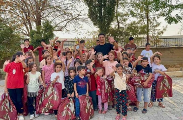 Polis memuru Mustafa Şahin, köyde okuyan çocukları unutmadı 