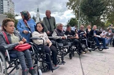 Polis memurundan ihtiyaç sahibi engellilere akülü sandalye desteği 