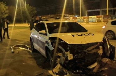 Polis otosuna çarpıp patlamış lastiklerle kaçtı, park halinde bulundu