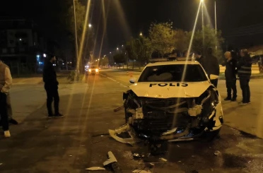 Polis otosuna çarpıp patlamış lastiklerle kaçtı, park halinde bulundu