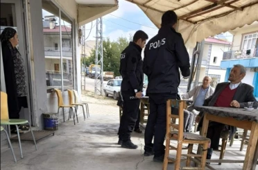 Polis pazar yerinde kadınlara KADES’i anlattı 