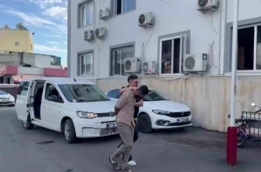 Polis süsü verip çakarla gezdi, havaya ateş açıp çocukların üzerini aradı 