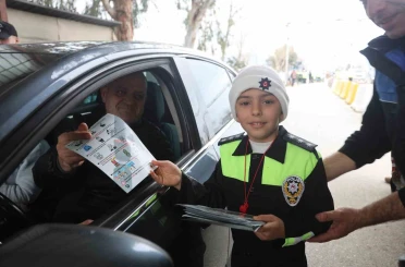 Polis ve jandarma kamuflajı ile denetim yapan depremzede çocuklar yürekleri ısıttı 