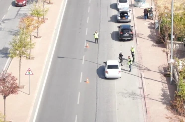 Polisi görünce sürücü değiştirdiler, drondan kaçamadılar