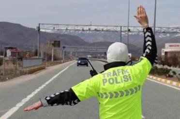 Polisin ‘dur’ ihtarını uymayan ehliyetsiz sürücüye 542 bin lira ceza 