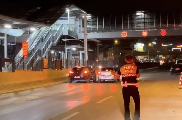 Polisin gözü önünde müşterinin otomobiliyle trafiği tehlikeye attı 
