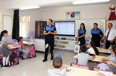 Polislerden öğrencilere kitap hediyesi 
