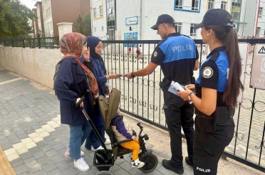 Polislerden velilere güvenli eğitim bilgilendirmesi 