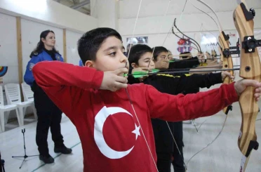 Polislerin desteğiyle okçu oldular 
