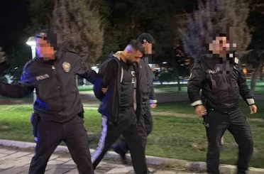 Polisten kaçarken, yola fırlattığı kağıttan uyuşturucu çıktı 