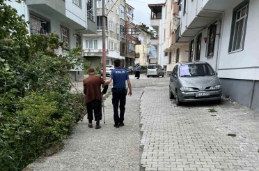 Polisten örnek davranış: Ekipler kayıp yaşlıyı evine götürdü 