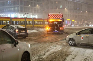 Polonya’da kar esareti: Yüzlerce araç yollarda kaldı 