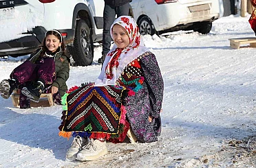 Poşet ve leğenle kayıyorlardı, kızak hediyesi türkü yaktırdı 