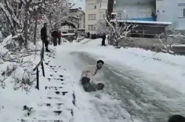 Poşetle kayan gençler hızını alamayarak bahçeye uçtu 
