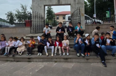 Posof’ta yaz Kur’an Kursu öğrencilerine serinleten ikram 