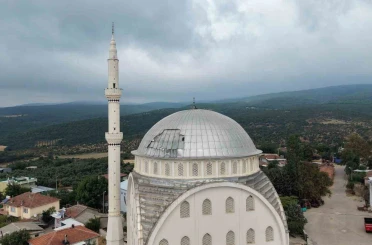 Poyraz, caminin kubbesini uçurdu 
