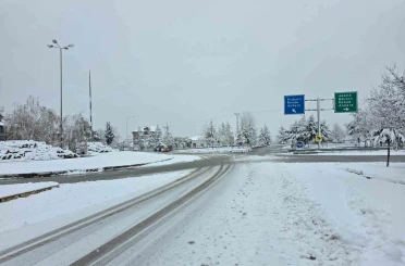 Pozantı’da kar yağışı etkili oldu 