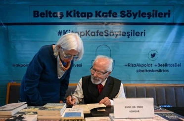 Prof. Dr. Emre Kongar, Beltaş Kitap Kafe’de okurlarıyla buluştu 