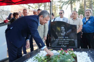 Prof. Dr. Lale Karabıyık’ı anma programına CHP Grup Başkanı Özgür Özel de katıldı 