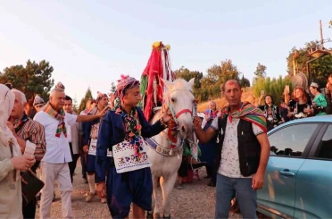 Profesörle doçent, Yörük kıyafetiyle köy düğünü yaptı 