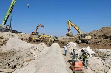 Proje tamamlandığında su kaybı en aza inecek, dev boruların montajı yapılıyor 