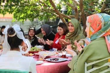 Protokol eşleri koruyucu aileyi yalnız bırakmadı 