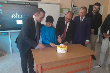 Protokolden ilkokul öğrencisi Şener’e doğum günü sürprizi 