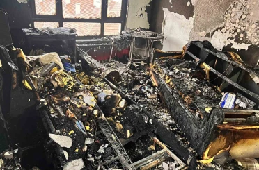 Psikolojik sorunları olduğu iddia edilen kişi evini ateşe verdi, balkona çıkıp izledi